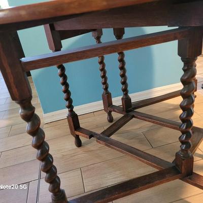 Gate leg table