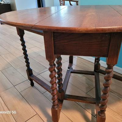 Gate leg table