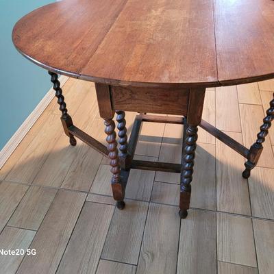 Gate leg table