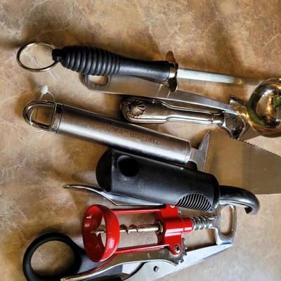 Lot 7 kitchen utensils