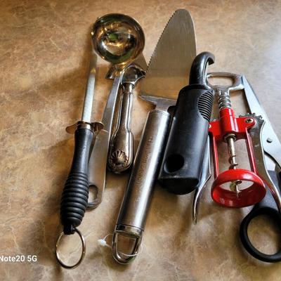Lot 7 kitchen utensils