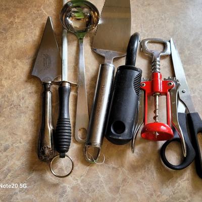 Lot 7 kitchen utensils