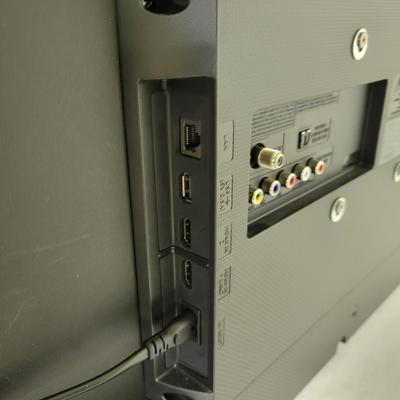 Samsung 32" TV, Roku, and Wall Mount (G-DW)