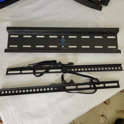 Samsung 32" TV, Roku, and Wall Mount (G-DW)