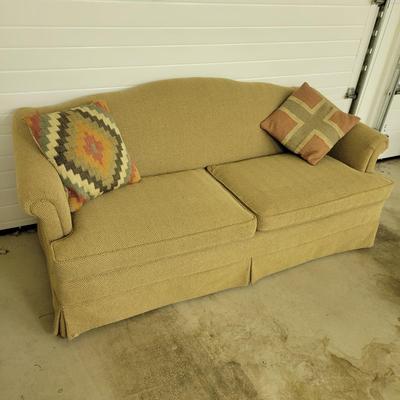 Couch and Accent Pillows (G-DW)