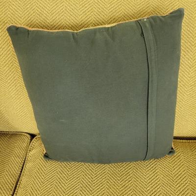 Couch and Accent Pillows (G-DW)