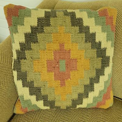 Couch and Accent Pillows (G-DW)