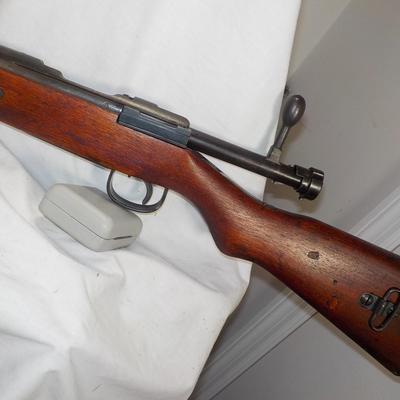 WW2 Japanese Arisaka type 2 / model 99/ 7.7mm, bolt action. est. $300 to $600.