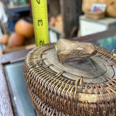 Folk Art Basket w Frog