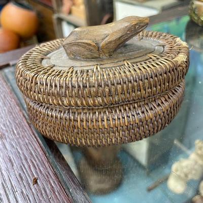 Folk Art Basket w Frog