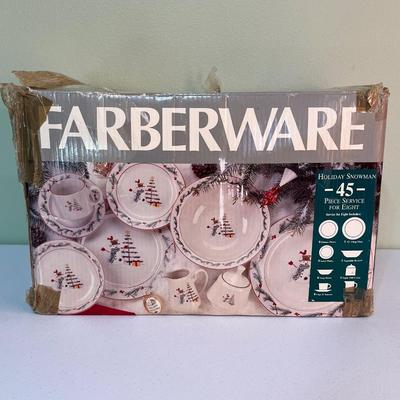 FARBERWARE ~ Holiday Snowman ~ 45 Piece Service For 8