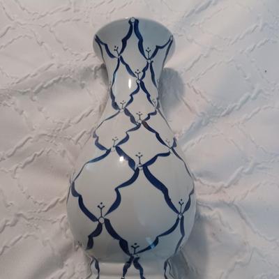 blue ribbon vase
