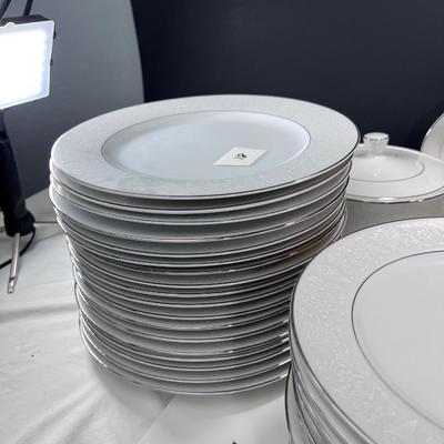 92 pieces Crown Victoria fine China Lovelace