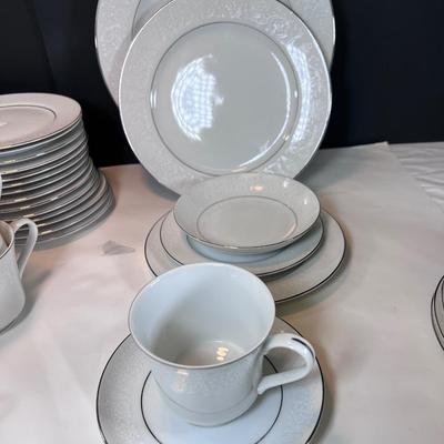 92 pieces Crown Victoria fine China Lovelace