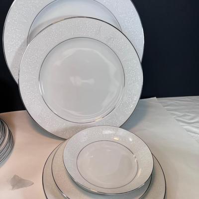 92 pieces Crown Victoria fine China Lovelace