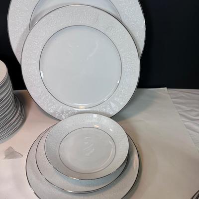 92 pieces Crown Victoria fine China Lovelace