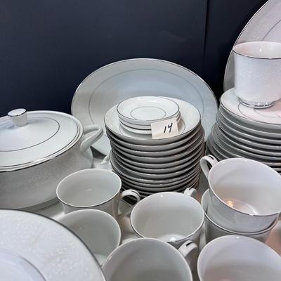 92 pieces Crown Victoria fine China Lovelace