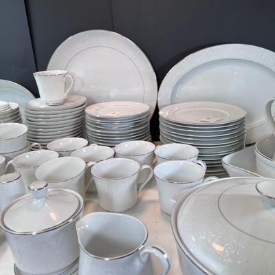 92 pieces Crown Victoria fine China Lovelace