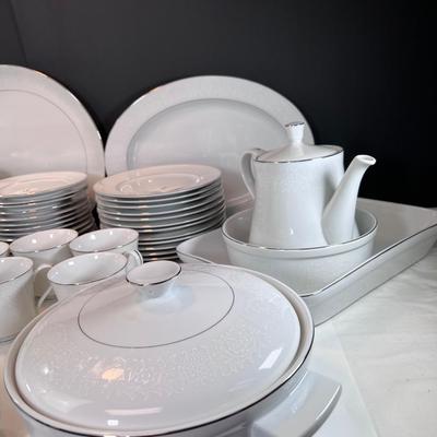 92 pieces Crown Victoria fine China Lovelace
