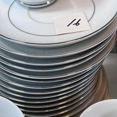 92 pieces Crown Victoria fine China Lovelace