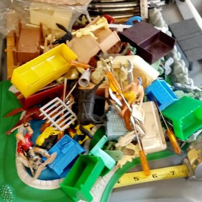 LOT 254 LARGE LOT OF MARX TOY ITEMS