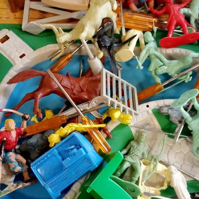 LOT 254 LARGE LOT OF MARX TOY ITEMS