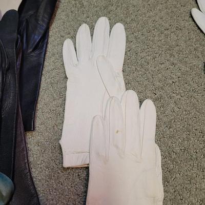 Womenâ€™s Sz XS/S Neiman Marcus Leather Gloves and More (PC1-CE)