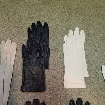Womenâ€™s Sz XS/S Neiman Marcus Leather Gloves and More (PC1-CE)
