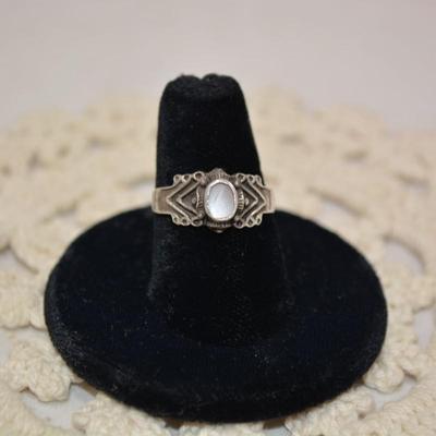 Vintage 925 Sterling Ring with Moonstone Size 7, 2.9g