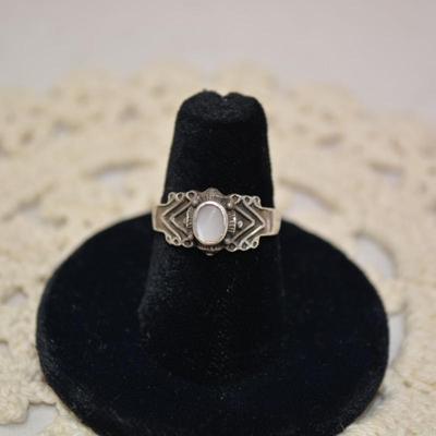 Vintage 925 Sterling Ring with Moonstone Size 7, 2.9g