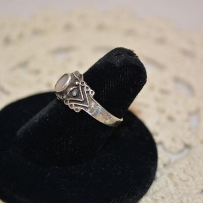Vintage 925 Sterling Ring with Moonstone Size 7, 2.9g