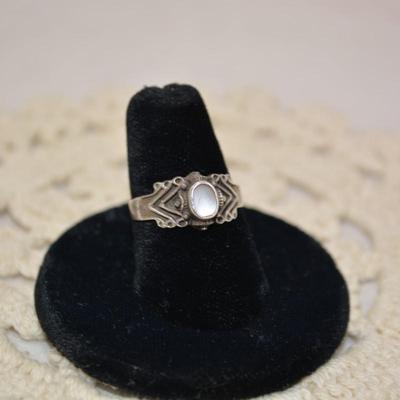 Vintage 925 Sterling Ring with Moonstone Size 7, 2.9g
