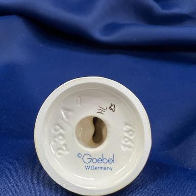 Goebel    Girl with Nosegay