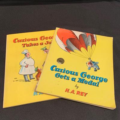 Fisher Price Circus Ring with Jester Hand-puppet and Curious George Books (UH-KW)
