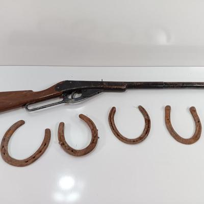 Vintage Daisy BB Gun rifle with 4 metal rustic horseshoes