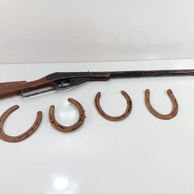 Vintage Daisy BB Gun rifle with 4 metal rustic horseshoes