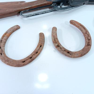 Vintage Daisy BB Gun rifle with 4 metal rustic horseshoes
