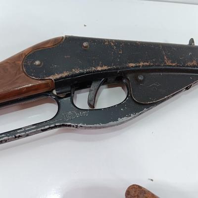 Vintage Daisy BB Gun rifle with 4 metal rustic horseshoes