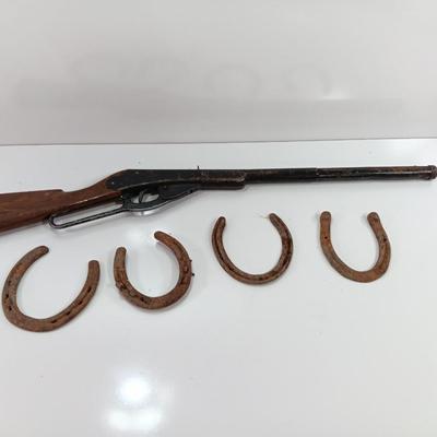 Vintage Daisy BB Gun rifle with 4 metal rustic horseshoes