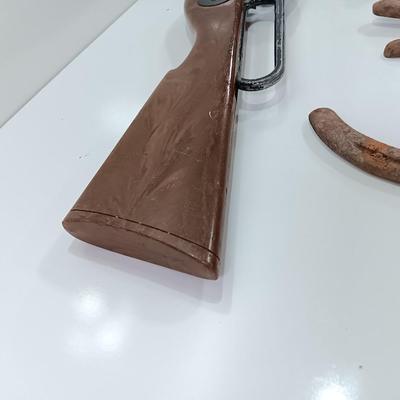 Vintage Daisy BB Gun rifle with 4 metal rustic horseshoes