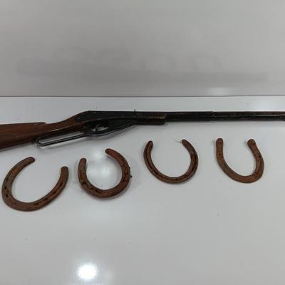 Vintage Daisy BB Gun rifle with 4 metal rustic horseshoes