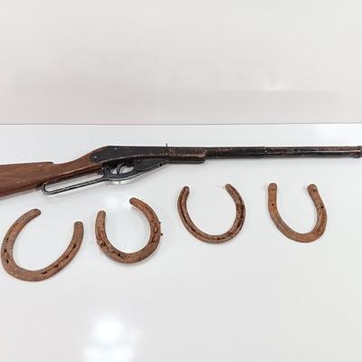Vintage Daisy BB Gun rifle with 4 metal rustic horseshoes