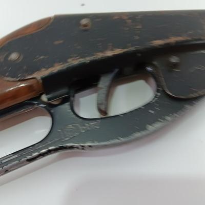 Vintage Daisy BB Gun rifle with 4 metal rustic horseshoes