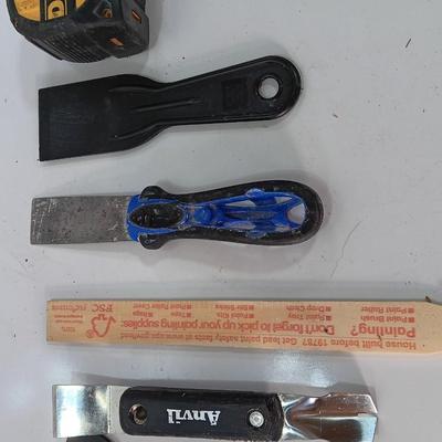 Scrapers and putty knives
