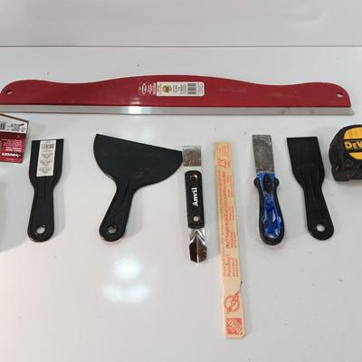 Scrapers and putty knives