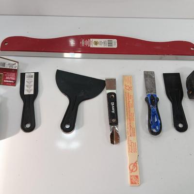 Scrapers and putty knives
