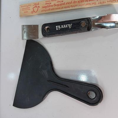 Scrapers and putty knives