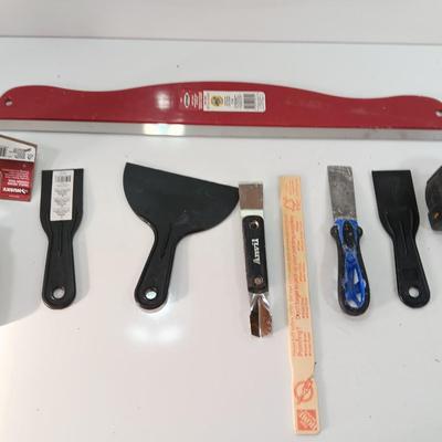Scrapers and putty knives