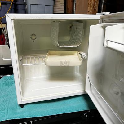 Sanyo White Under the Counter Refrigerator 