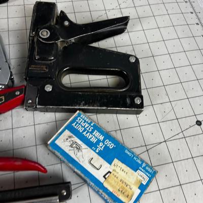 Hand Staple Gun With Staple 